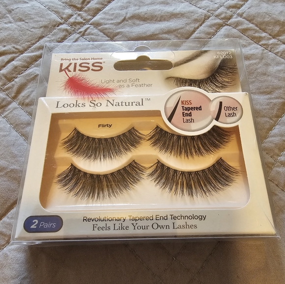 Kiss Looks So Natural lashes in Flirty. 2 sets 62012 KFLD03. New box - Picture 1 of 3